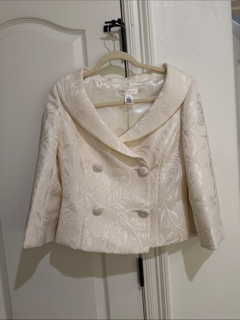 White House black market ivory classic suit jacket size 6